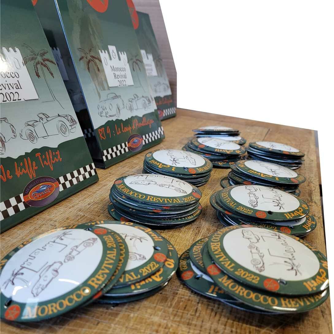 macaron émaillé et Plaque de calandre émaillée ronde bombée - Mille et une Nuits 2022 - Sélénium