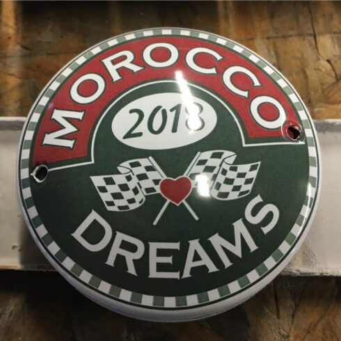 Plaque de calandre émaillée ronde bombée - Morocco dreams 2018 - Sables Chauds - Sélénium