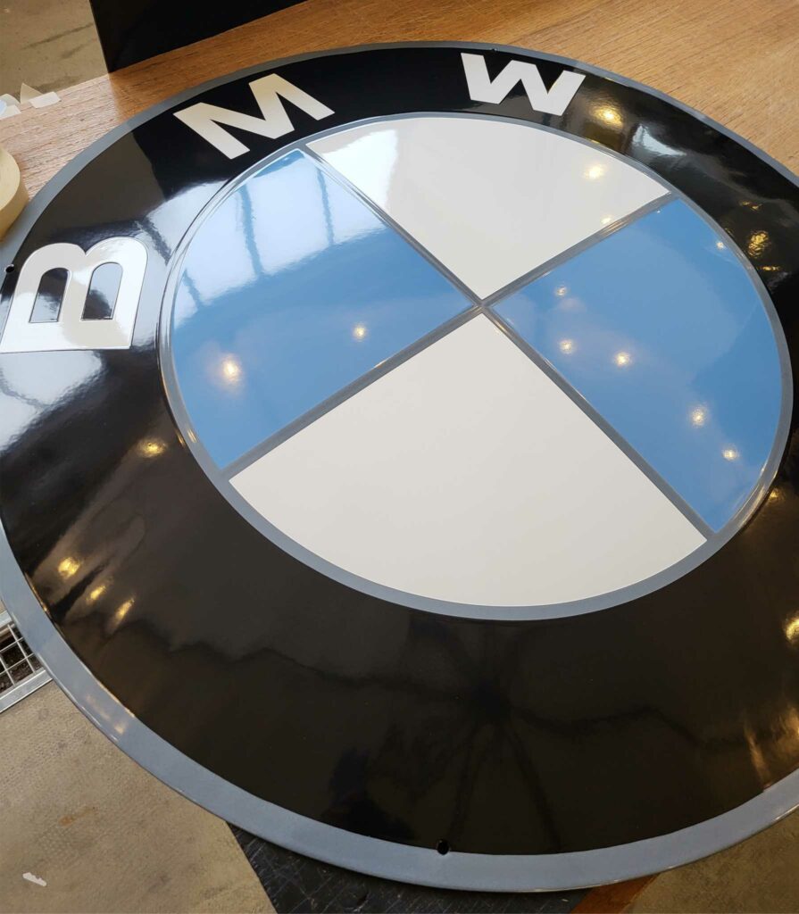 Plaque émaillée bombée Ø80cm BMW Sélénium